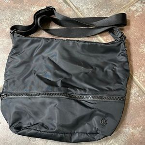 Lululemon black crossbody bag. EUC.